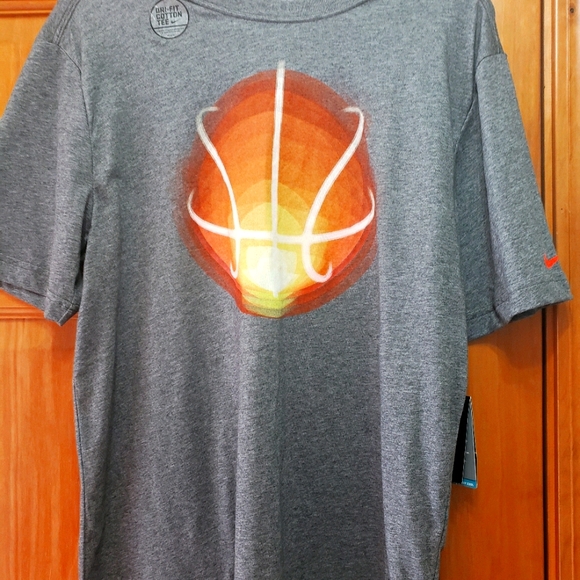 Nike tshirt - Picture 1 of 3